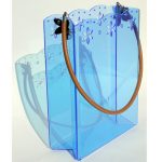 bolso hecho con metacrilato azul